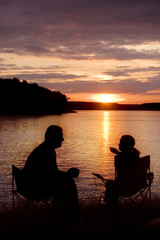 Naklejka na ściany i meble Ojciec i córka siedzi nad jeziorem