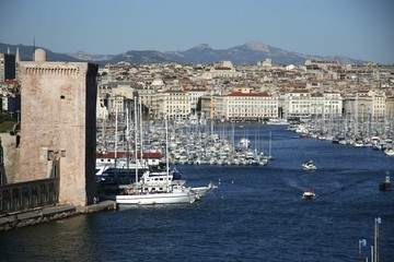 Fototapeta na wymiar Marsylia, stare wejście portu