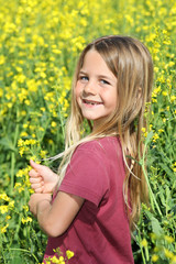 Enfant dans un champs de colza