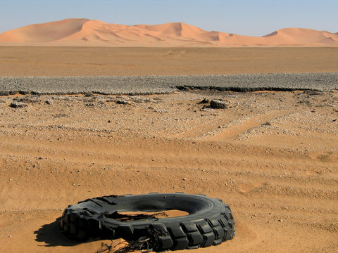 deserto con copertone