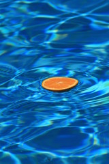 Orange im Wasser