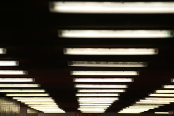 luci al neon sul soffitto in sequenza