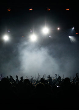 Konzert in silbernem Nebel