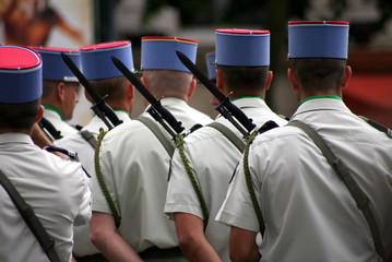 soldats au garde à vous