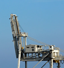 Fototapeta na wymiar carrello gru per le merci nel porto