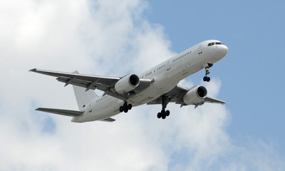 Fototapeta na wymiar Nieoznakowany biały samolot