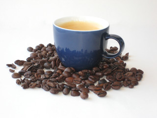 Kaffeebohnen mit Tasse