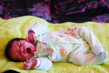 bébé qui baille