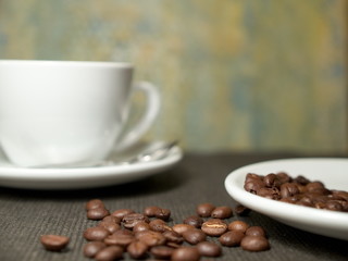 Kaffeebohnen vor Kaffeetasse