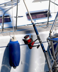 mulinello da pesca con piombino su barca