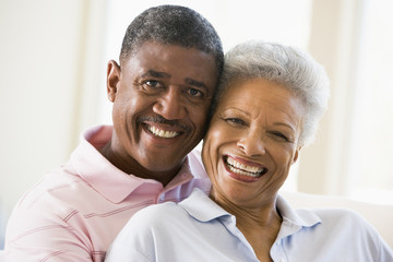 Obraz premium Couple relaxing in living room and smiling