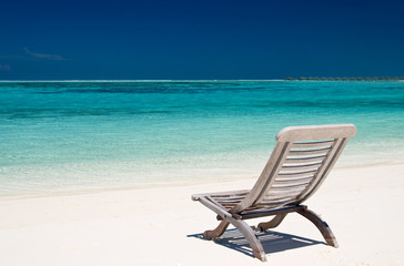 Liegestuhl an einem tropischen Strand