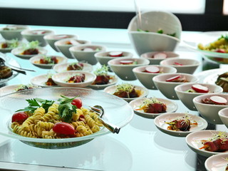 salat,antipasti, vorspeise büffet, roastbeef salat,nudeln