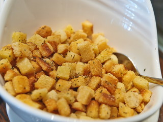 salatbüffet, beilage, croutons