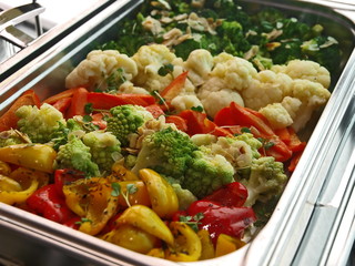 mittagessen buffet, gemüse beilage auswahl im warm gastronorm behälter, freigestellt auf weißem...