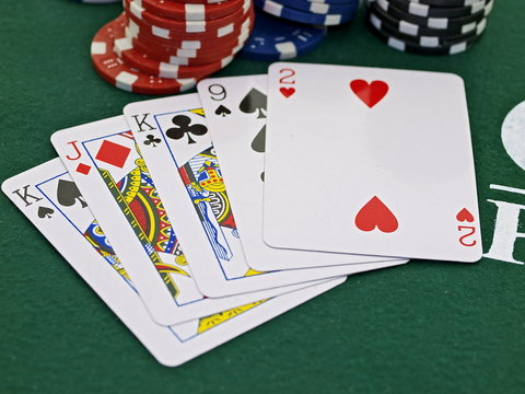 poker spiel set, chips und karten, casino games, bluffen