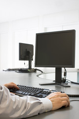 Hände arbeiten mit Computer © ArtmannWitte