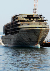 nave in costruzione e allestimento