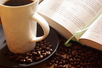 schwarzer kaffee und ein buch 