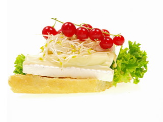 belegte brötchen,baguette,camembert,sprossen,salat
