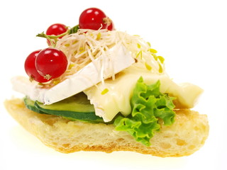 belegte brötchen,baguette,camembert,sprossen,salat