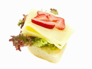 belegte brötchen,baguette,gouda käse, salat und früchte