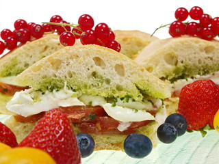 belegte brötchen, büffelmozzarella baguette und früchte