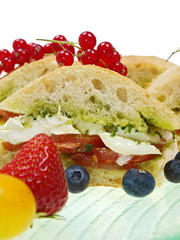 belegte brötchen, büffelmozzarella baguette und früchte