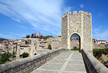 Fototapeta na wymiar Średniowieczny most of Besalu - Girona