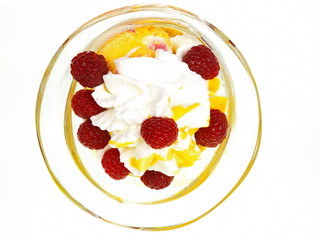 mangoeis mit himbeeren und sahne