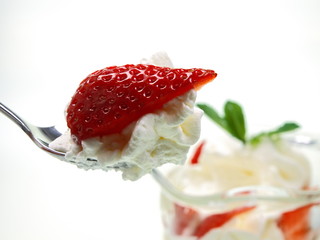 vanilleeis mit erdbeeren und sahne