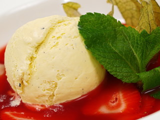 vanilleeis auf erdbeerkompott