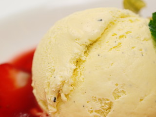 vanilleeis auf erdbeerkompott