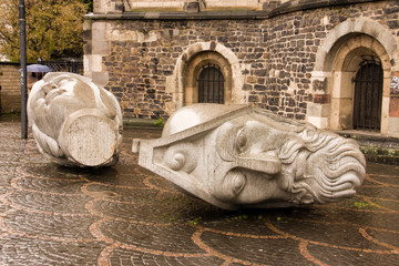 Köpfe der Stadtpatronen Cassius und Florentius