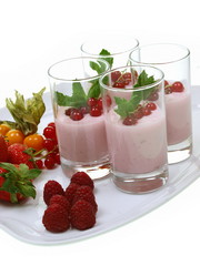 johannisbeeren auf himbeerjoghurt