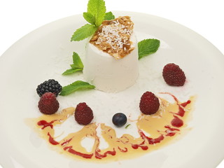 panna cotta dessert mit kokosnusssahnesauce und frische obst