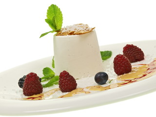 panna cotta dessert mit kokosnusssahnesauce und frische obst