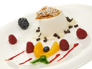 panna cotta dessert mit kokosnusssahnesauce und frische obst