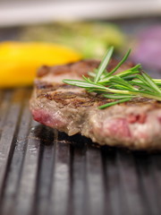 gegrilltes rindersteak,medium,sommer grill party