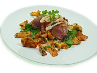gebratene schweinefilet auf blattspinat und stir-fry pilzen