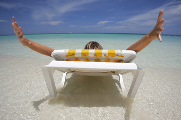 Mujer Relajada en la Playa