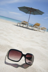 Fototapeta na wymiar Gafas de Sol en La Playa