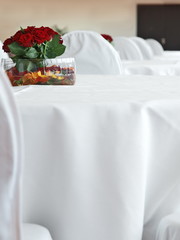 romantische festtafel,gedeckter tisch rosenbouquet