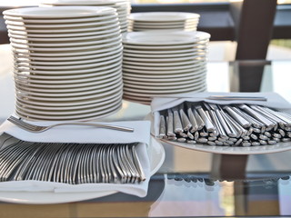 festtagsbüffet,tellerstapel,bankett gastronomie