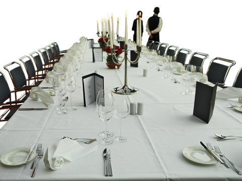 restaurantkellner wartet beim festtafel