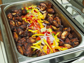 büffet,fritierte chicken wings,chafing dish, bankett gastronomie