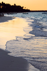 Plakaty  Tropikalna plaża o zachodzie słońca