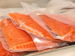 frische rohe Scheiben Lachsfilets, vakuumverpackt