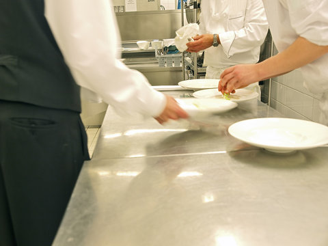 kellner und profik&ouml;che bei der arbeit, bankett k&uuml;che