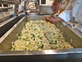 profikoch bereitet grünen spargel mit käse,gastronomie küche